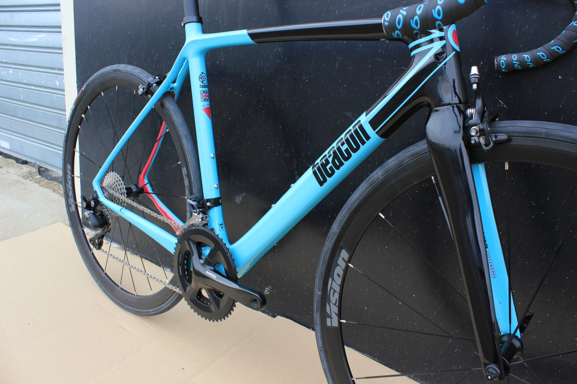 DEDACCIAI Vélo BEACON Carbone BF 100 Bleu/noir/fuchsia 5 DEDACCIAI Vélo BEACON Carbone BF 100 Bleu/noir/fuchsia – Image 3