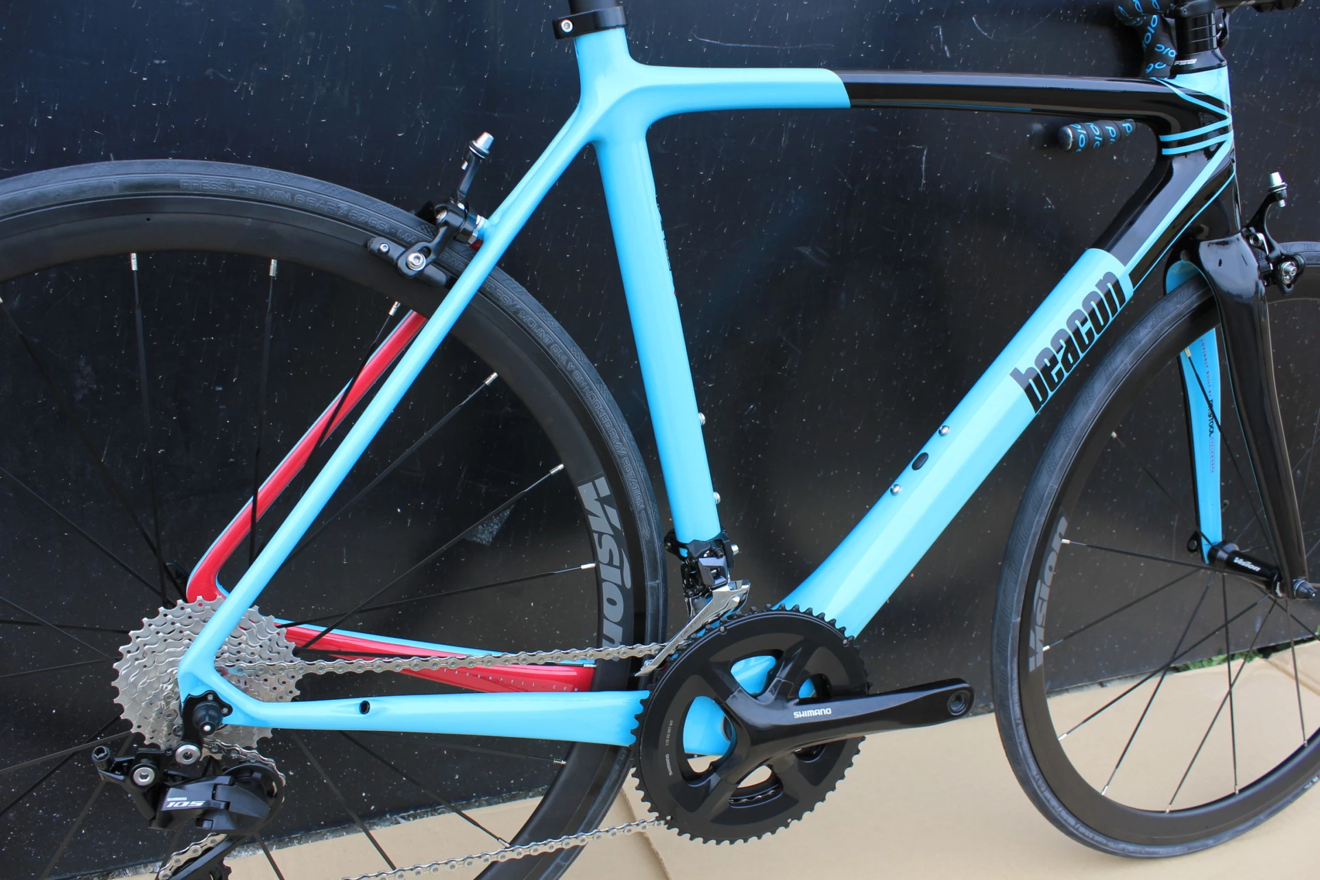 DEDACCIAI Vélo BEACON Carbone BF 100 Bleu/noir/fuchsia 6 DEDACCIAI Vélo BEACON Carbone BF 100 Bleu/noir/fuchsia – Image 4