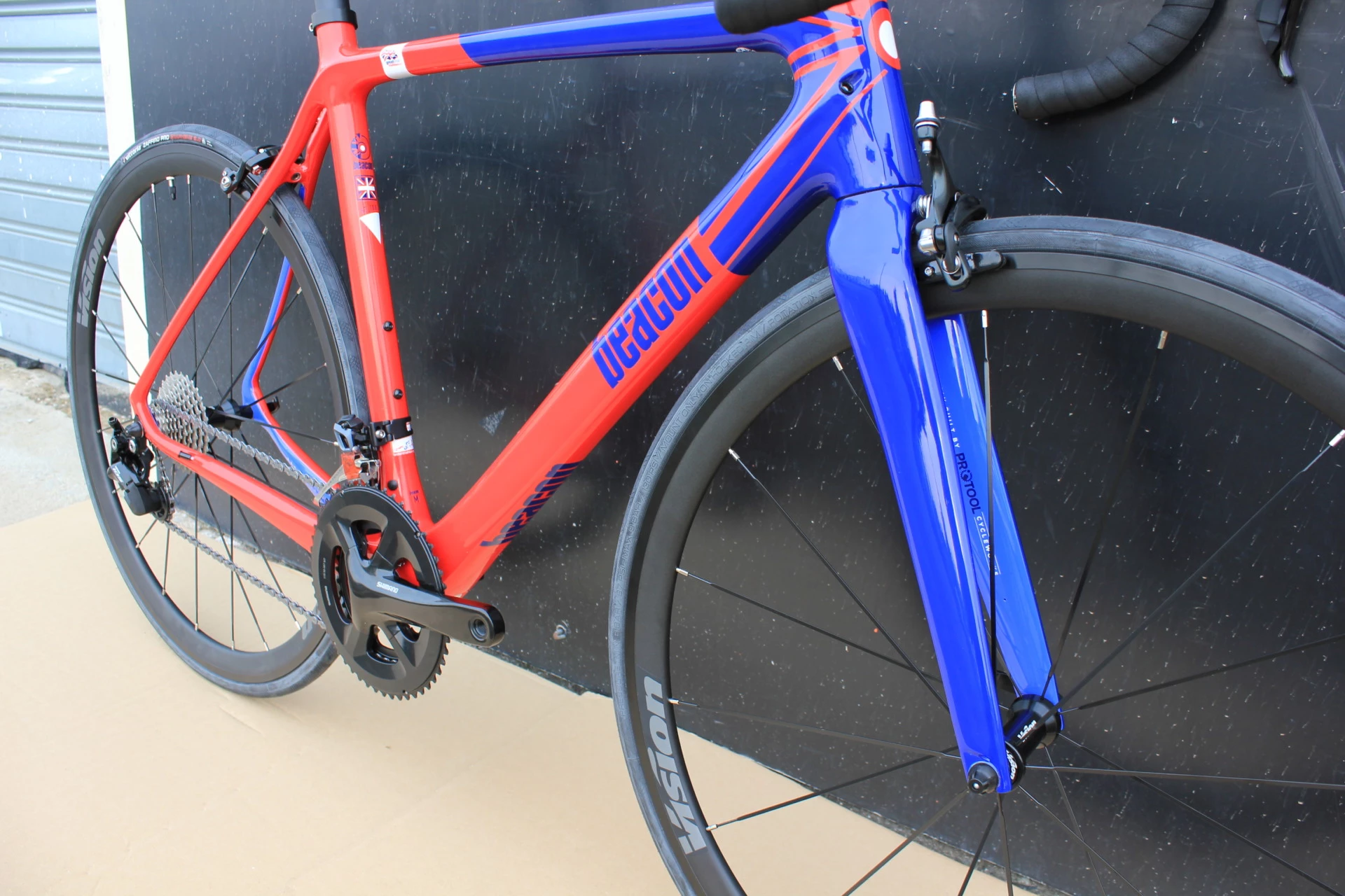 DEDACCIAI Vélo BEACON Carbone BF 100 Rouge/bleu 6 DEDACCIAI Vélo BEACON Carbone BF 100 Rouge/bleu – Image 5