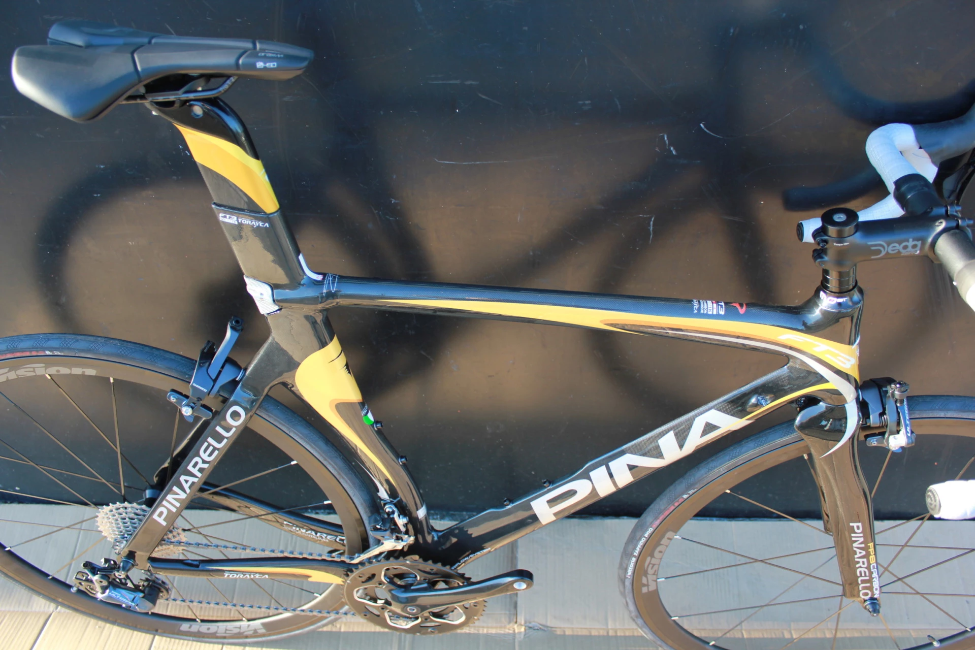 Vélo PINARELLO FT3 Carbone Shimano Ultégra 8000 11V Noir/gold/silver 4 Vélo PINARELLO FT3 Carbone Shimano Ultégra 8000 11V Noir/gold/silver – Image 2