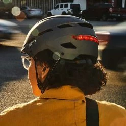 Casque Giro Mips Et Lumières Avant/arrière 10 Casque Giro Mips Et Lumières Avant/arrière -VTT Soldes Boutique casque velo femme giro escape mips velo urbain