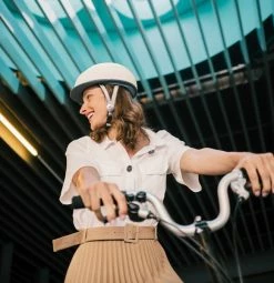 Closca Helmet Blanc -VTT Soldes Boutique helmet white mesa de trabajo 1 581x600 1