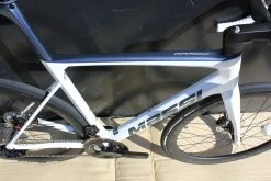 BH Vélo MASSI ARROW Race Carbone Shimano 105 Di2 12V Blanc -VTT Soldes Boutique massi arrow blanc 2 scaled 2